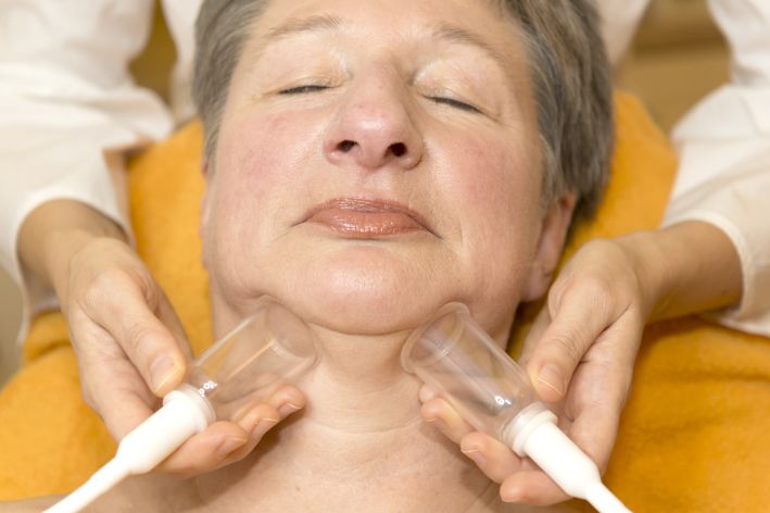 Kosmetikstudio Behandlungen mit Pneumatron®200 am Hals