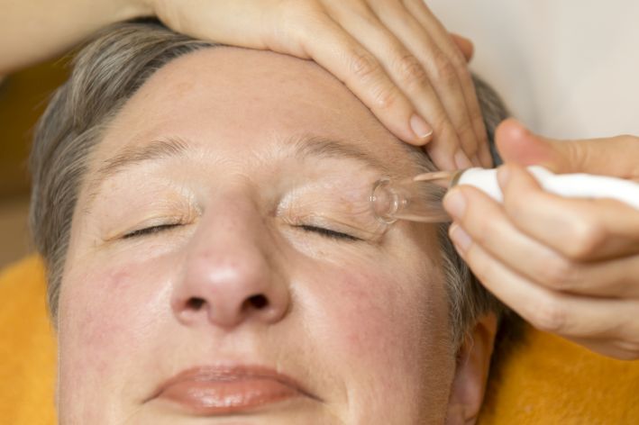 Kosmetikstudio Behandlungen mit Pneumatron®200 im Gesicht