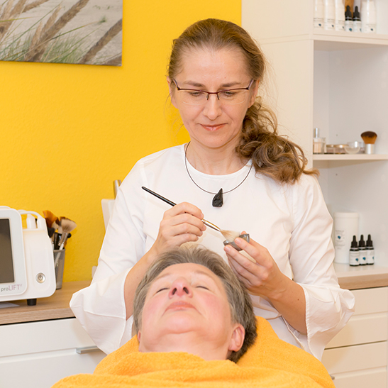 Kosmetikstudio Kosmetik-Behandlung